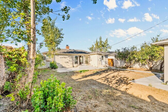 Building Photo - "Charming 2-Bedroom Retreat on Douglas Ave...