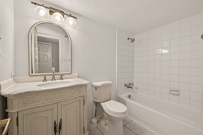 Building Photo - 6206 Homeview Dr