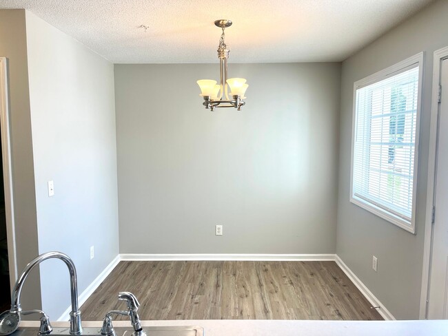 Building Photo - Welcome to this charming 2 bedroom, 2.5 ba...