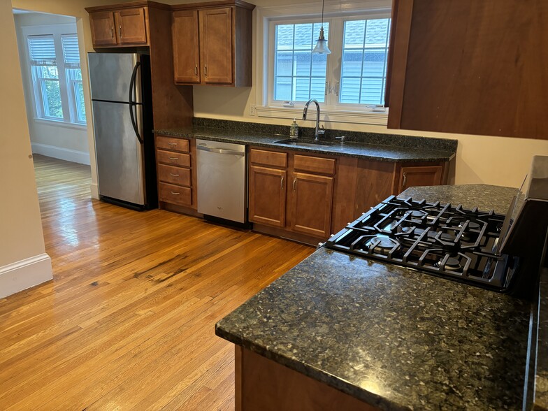 Building Photo - 253 Brown St