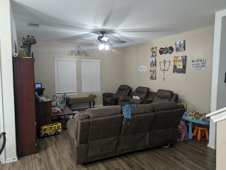 Building Photo - 112 Esparza Dr