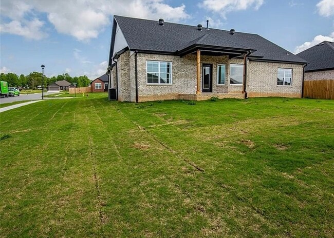 Building Photo - 841 Round Top St