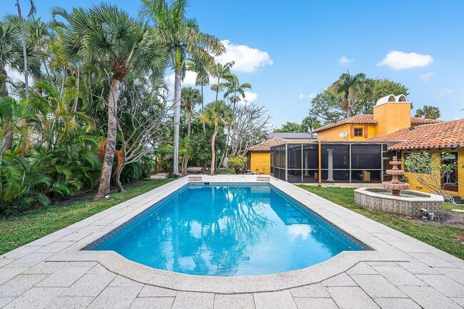 Building Photo - 334 Palm Trail