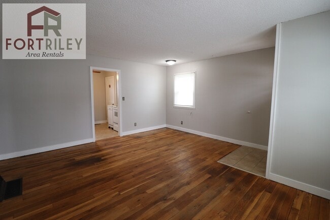 Building Photo - 530 W Elm St