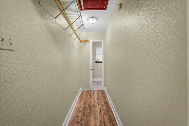 Building Photo - 8565 Ridgepoint Dr