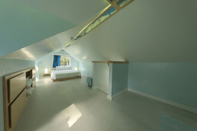Building Photo - Artsy Studio in Westhaven with Attic Bedroom