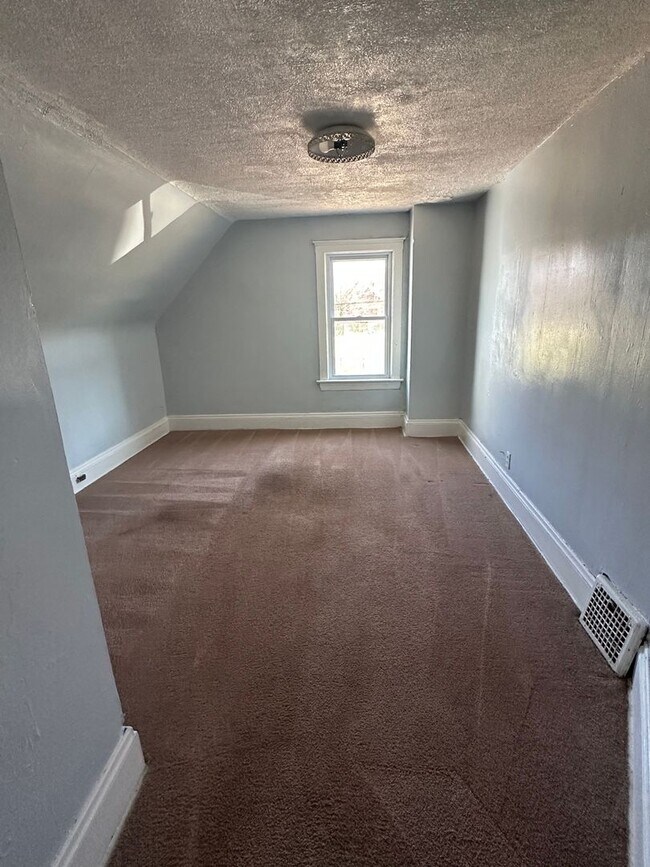 Building Photo - 3bd Single Broadway/E. 55th St. Cash Pay/Section 8
