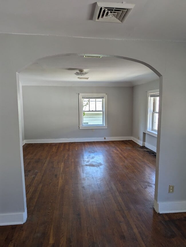 Building Photo - 131 1/2-131-132 E Pleasant St