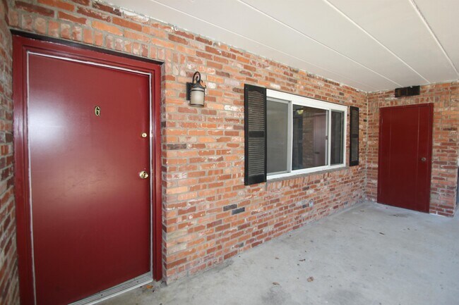 Interior Photo - BRADFORD APARTMENTS -- 094