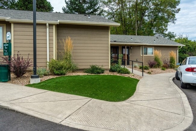 Building Photo - 3202 Bluff Ave SE