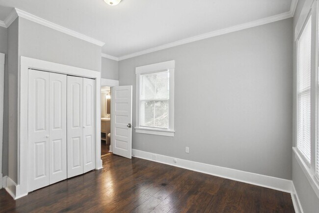 Building Photo - Large 4BR/2BA Downtown House Walking Distance to Daffin Park and Forsyth Park