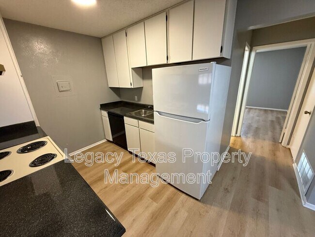 Building Photo - 1700 Short St