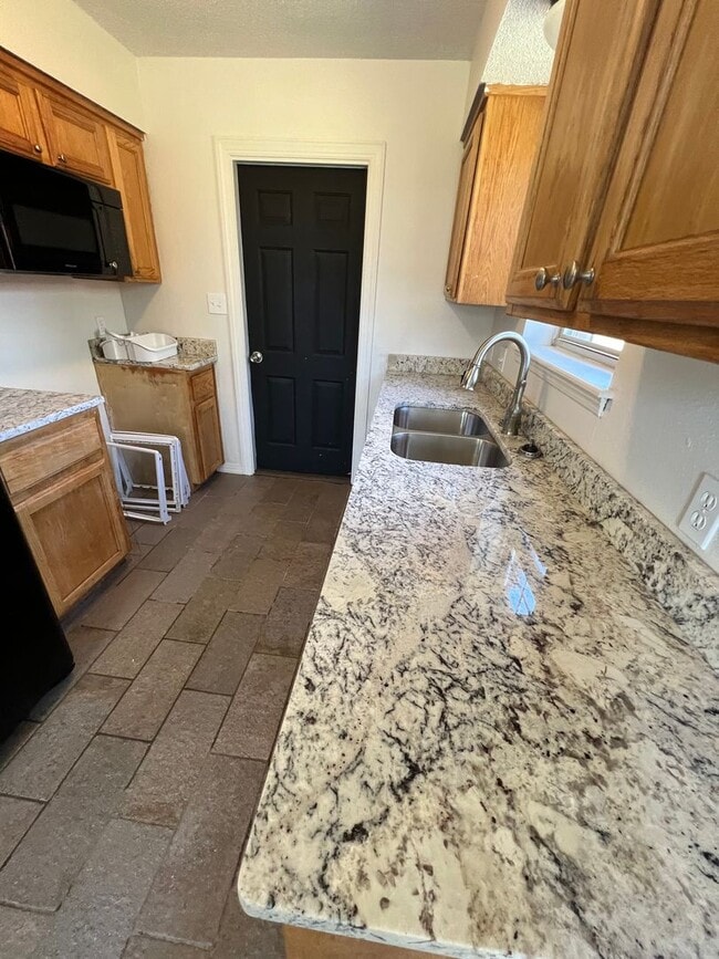Building Photo - Nice 3 Bed 1.5 Bath House with 1 Car Garag...
