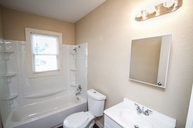 Building Photo - 934 Poinsettia St