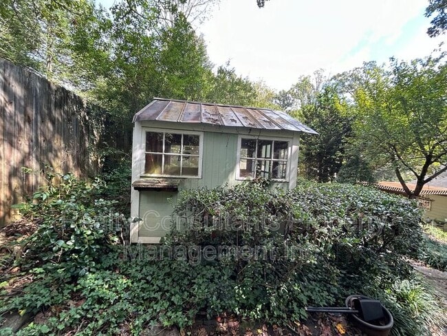 Building Photo - 2461 Lyndhurst Ave