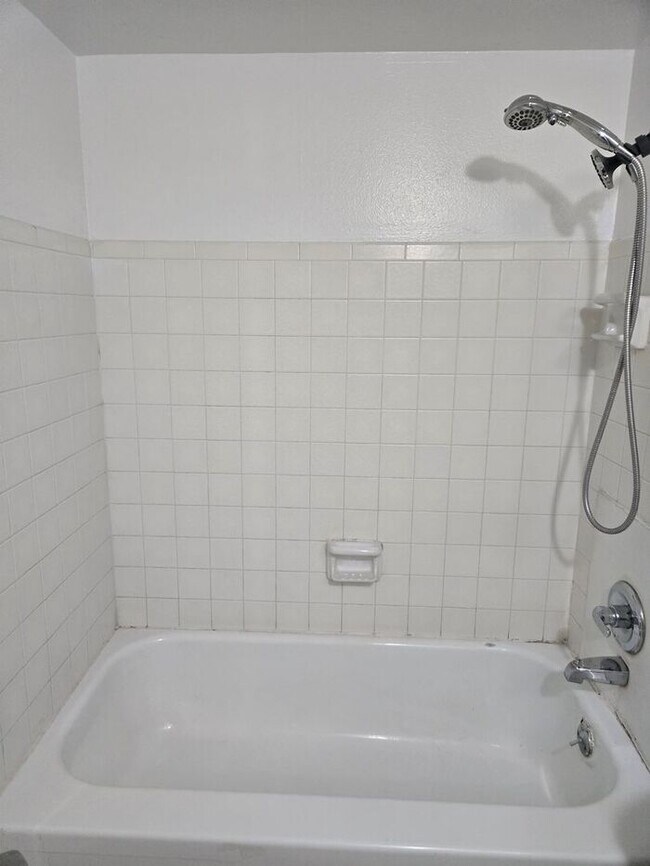 Building Photo - Spacious 3 bed, 2 bath upstairs, condo in ...
