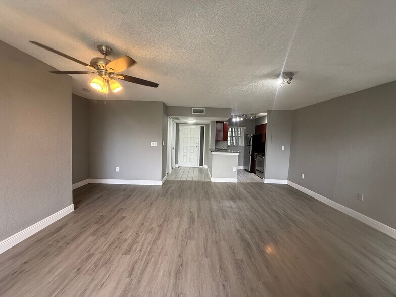 Building Photo - 2881 N Oakland Forest Dr