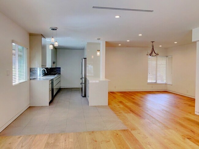 Building Photo - Charming, Remodeled 3-Bed / 3-Bath Home wi...