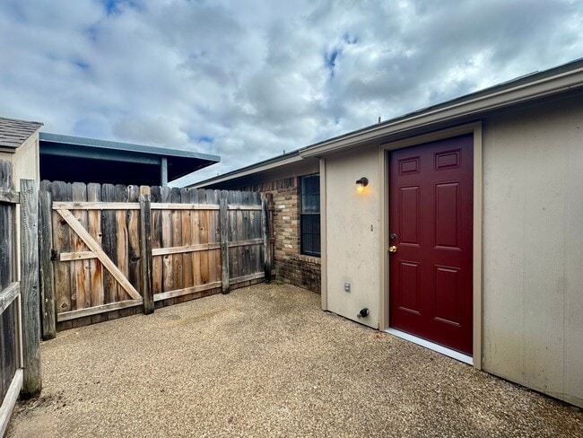 Building Photo - Duplex