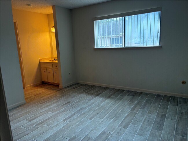 Building Photo - 13784 Hollowgreen Dr