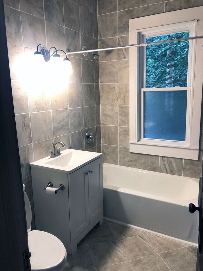 Building Photo - Second Floor 3 Bedroom Flat Available Augu...
