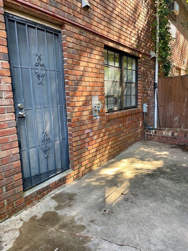 Building Photo - Spacious 3 bedroom condo
