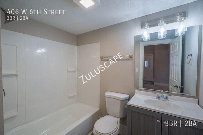 Building Photo - 406 W 6th St