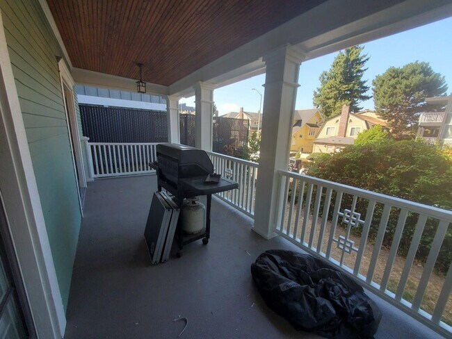 Building Photo - 7 Bed/2 Bath Unit in a Nice Duplex near UW Campus