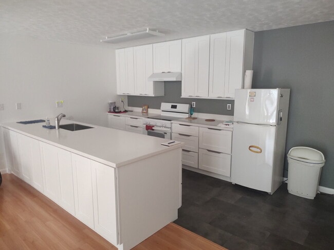 Building Photo - "$200 move in Special. Quite and Peaceful ...