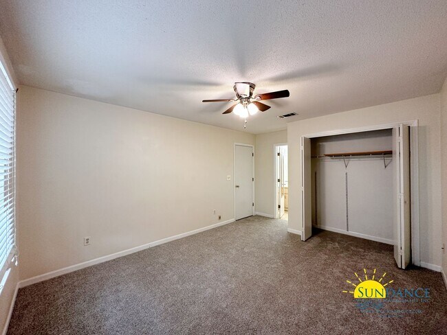Building Photo - Adorable 2 Bedroom with New Flooring in FWB!