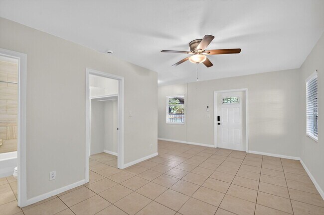 Building Photo - 5009 Spruce Ave