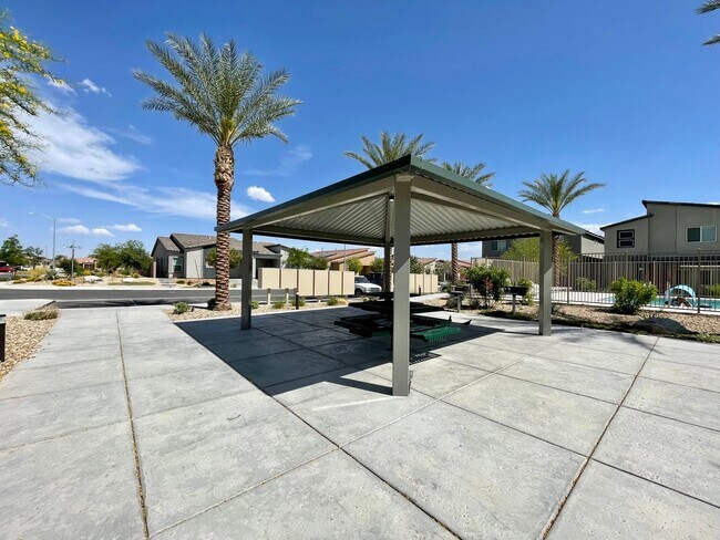 Building Photo - AMAZING GATED 3 BED 2.5 BATH 2 CAR GARAGE !
