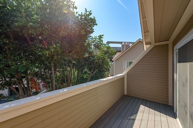 Building Photo - Convenient, Spacious Townhome for Rent in ...