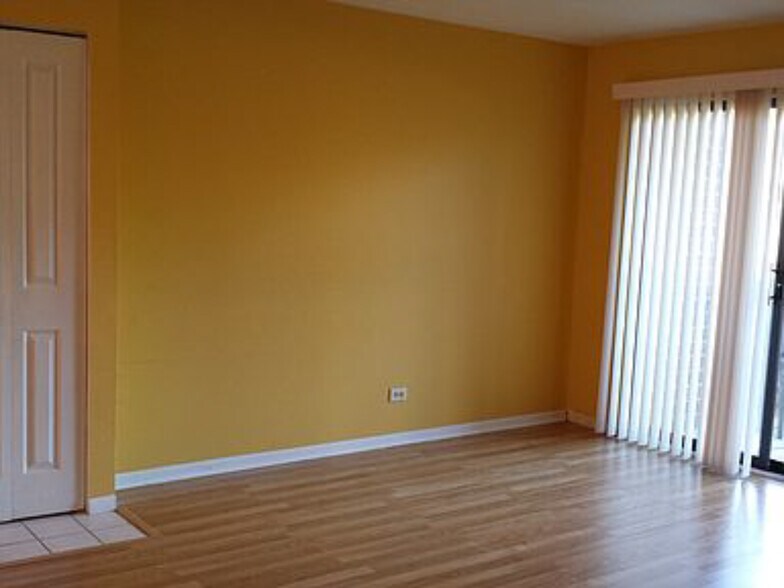 Living Room - 800 N Lakeside Dr, 2B
