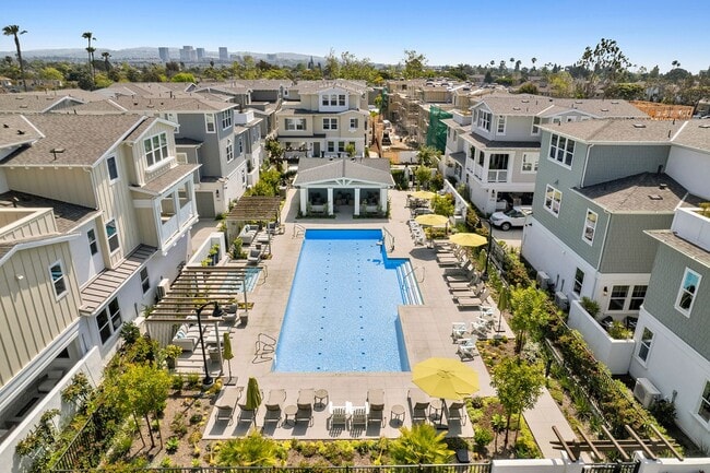 Building Photo - Stylish Tri-Level Townhome in Prime Newpor...