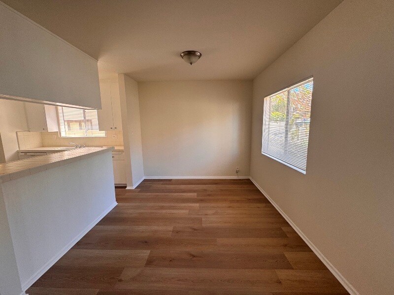Building Photo - 2412 N Poinsettia Ave