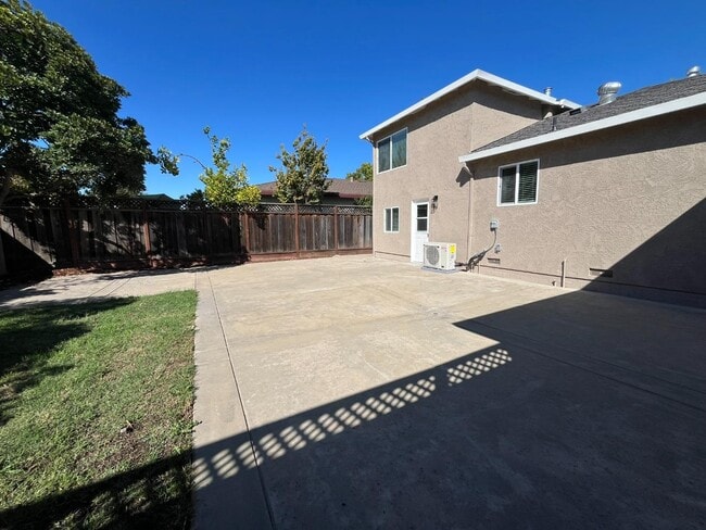 Building Photo - 12 Greenwood Ln