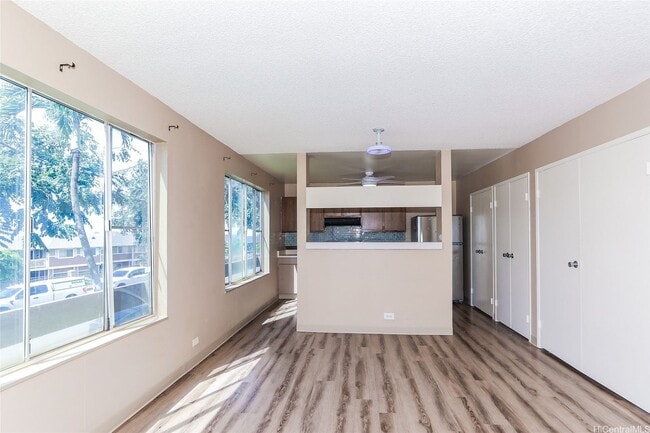 Building Photo - Lovely 2 bedroom 1 bath, with 1 open parking
