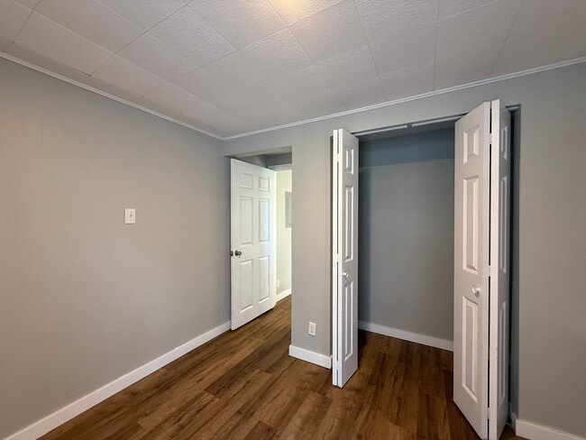 Building Photo - 1414 E 55th St S