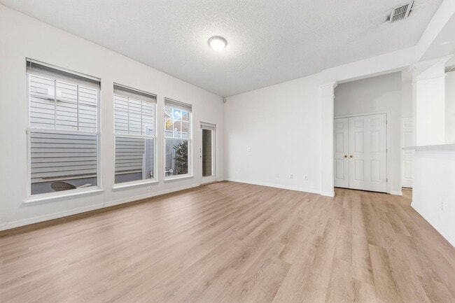 Building Photo - 834 Lake Evalyn Dr