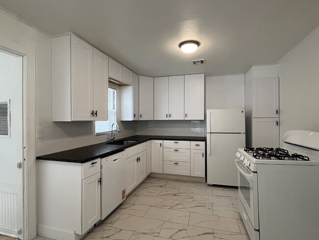 Building Photo - 3 Bedroom close to Campus!!