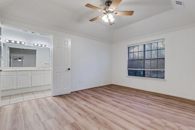 Building Photo - 6006 Auburndale Ave
