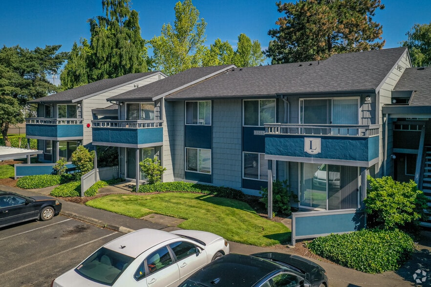 Primary Photo - The Lakes