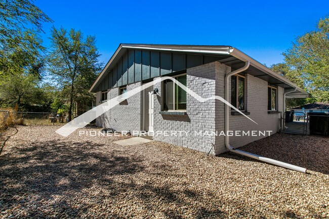 Building Photo - Spacious Half Duplex with Fenced Yard and Washer/Dryer