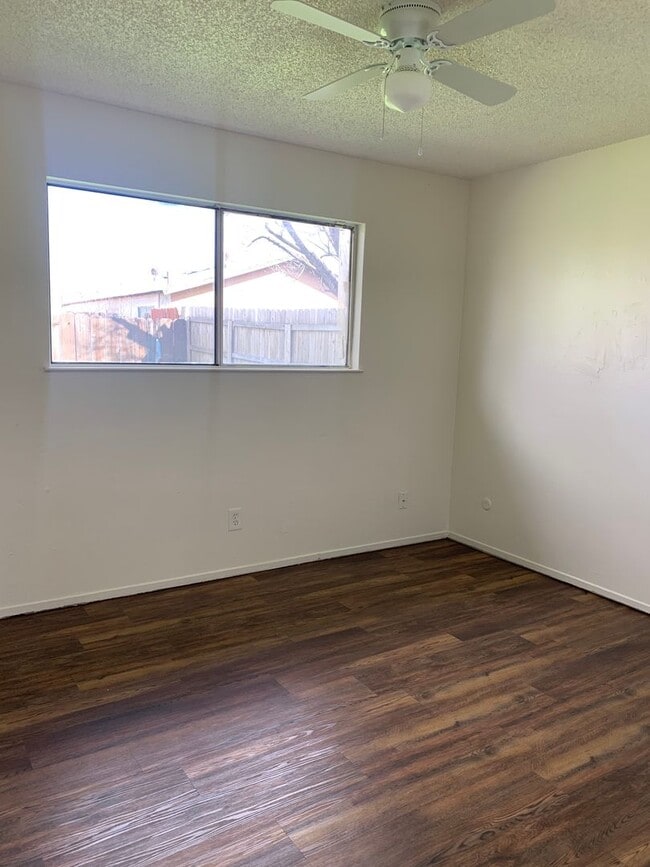 Building Photo - 3 bed 2 bath