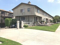 Building Photo - ***2 Bed / 1.5 Bath Townhome with Attached Garage - Available 03/10***