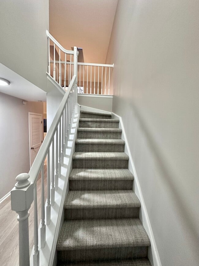 Building Photo - 652 E Whispering Oaks Ct