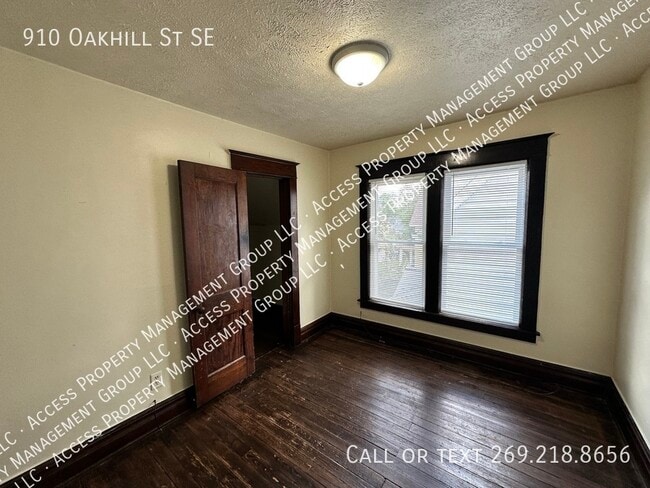 Building Photo - 910 Oakhill St SE
