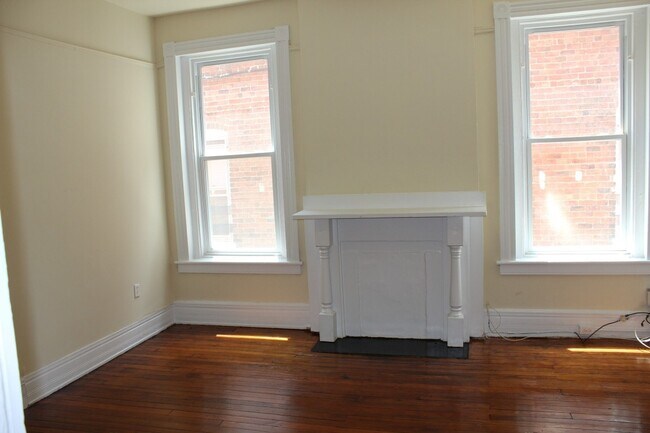 Building Photo - Spacious four bedroom, two full bath Fan/VCU area home. Available in August.