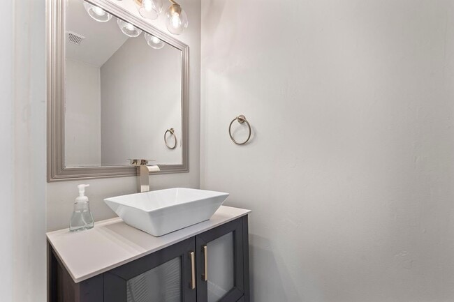 Building Photo - Stunning Craftsmen Beauty 3/1.5  bath 2000 sf! -ALBERTA/CONCORDIA